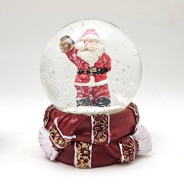 Süße Schneekugel Weihnachtsmann goldene Kugel auf Sockel rot gold Winterschal B: 65mm - Schneekugelhaus