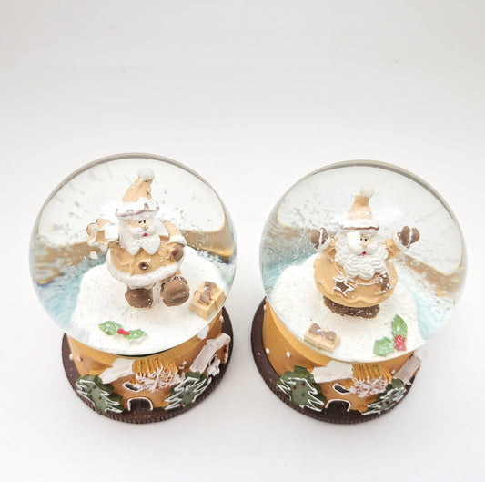 Süße Schneekugel Weihnachtsmann Muffin ocker auf Sockel Weihnachten 65 mm Durchmesser - Schneekugelhaus