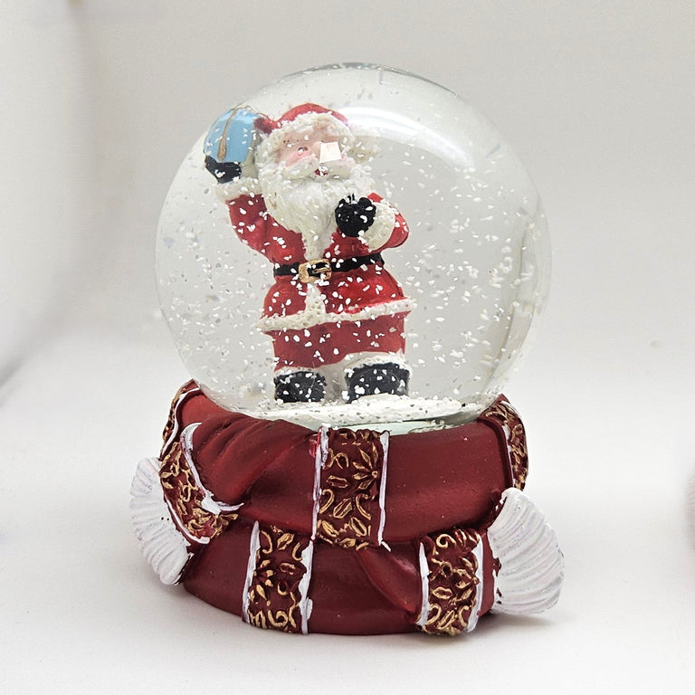 Süße Schneekugel Weihnachtsmann Schneeball auf Sockel rot gold Winterschal B: 65mm - Schneekugelhaus