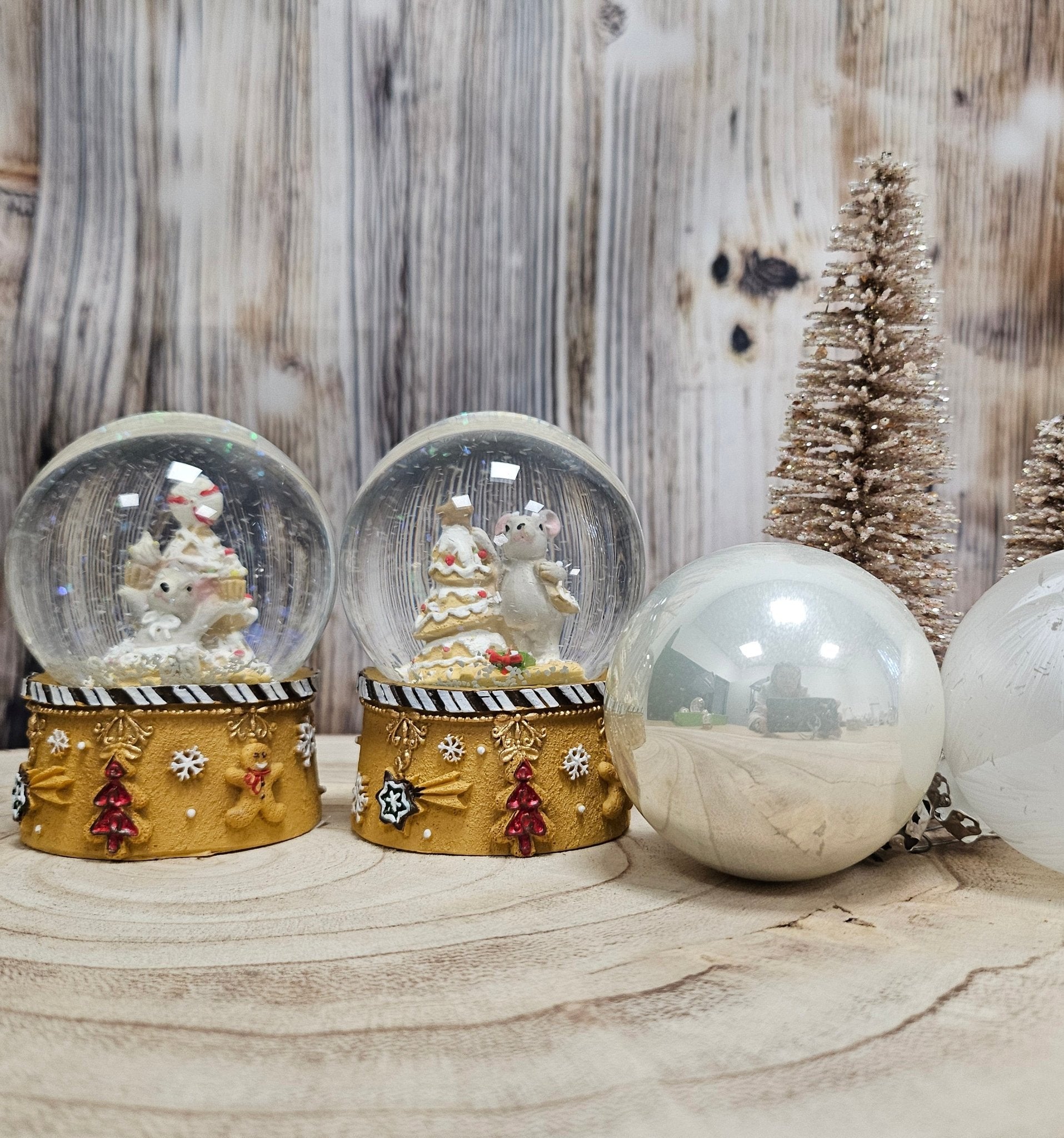 Süße Schneekugel Weihnachtsmaus mit Muffinbaum ocker auf Sockel Weihnachtsbäckerei 65 mm Durchmesser - Schneekugelhaus