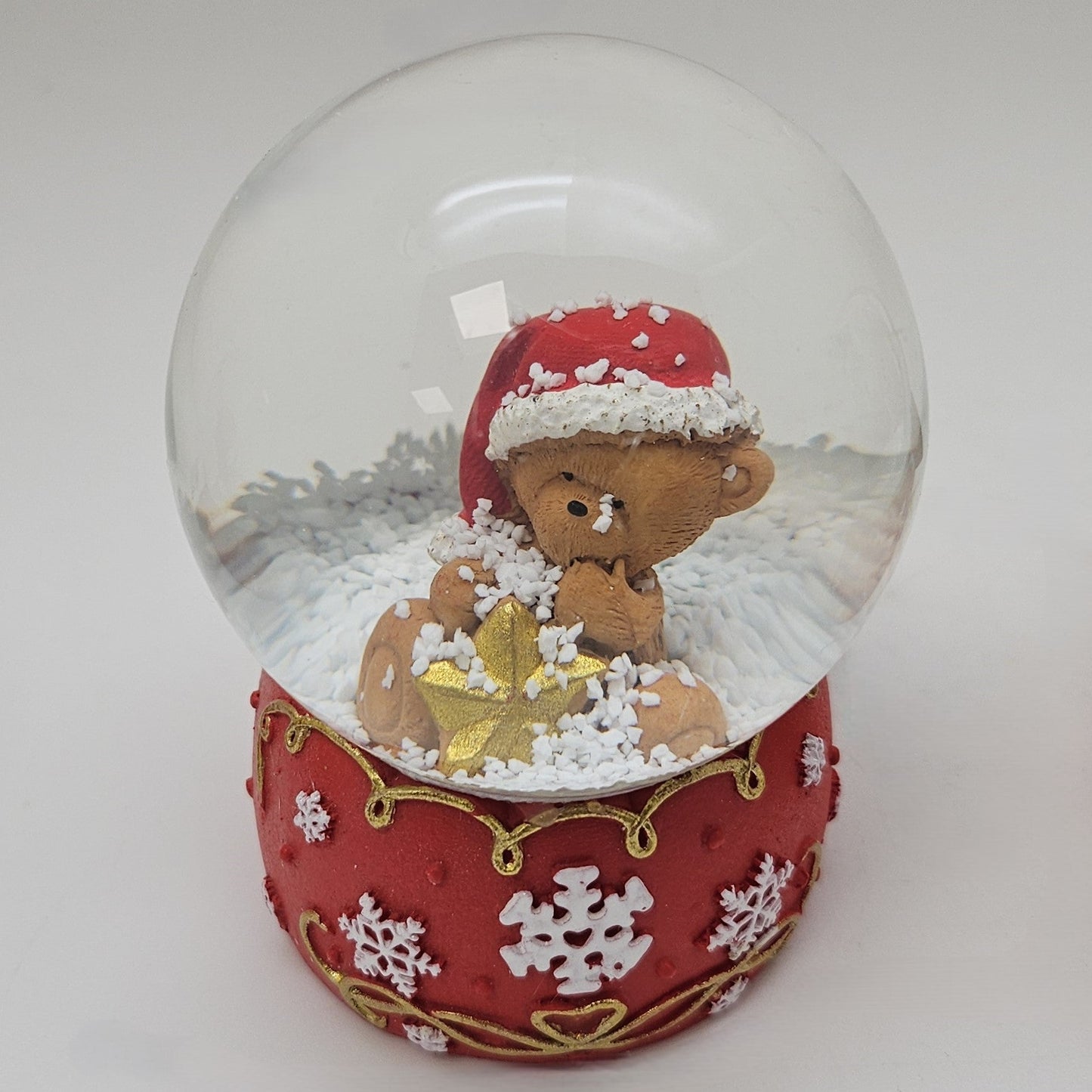 Süße Schneekugel Weihnachtsteddy goldener Stern auf Sockel rot weiße Schneeflocke B: 65mm - Schneekugelhaus
