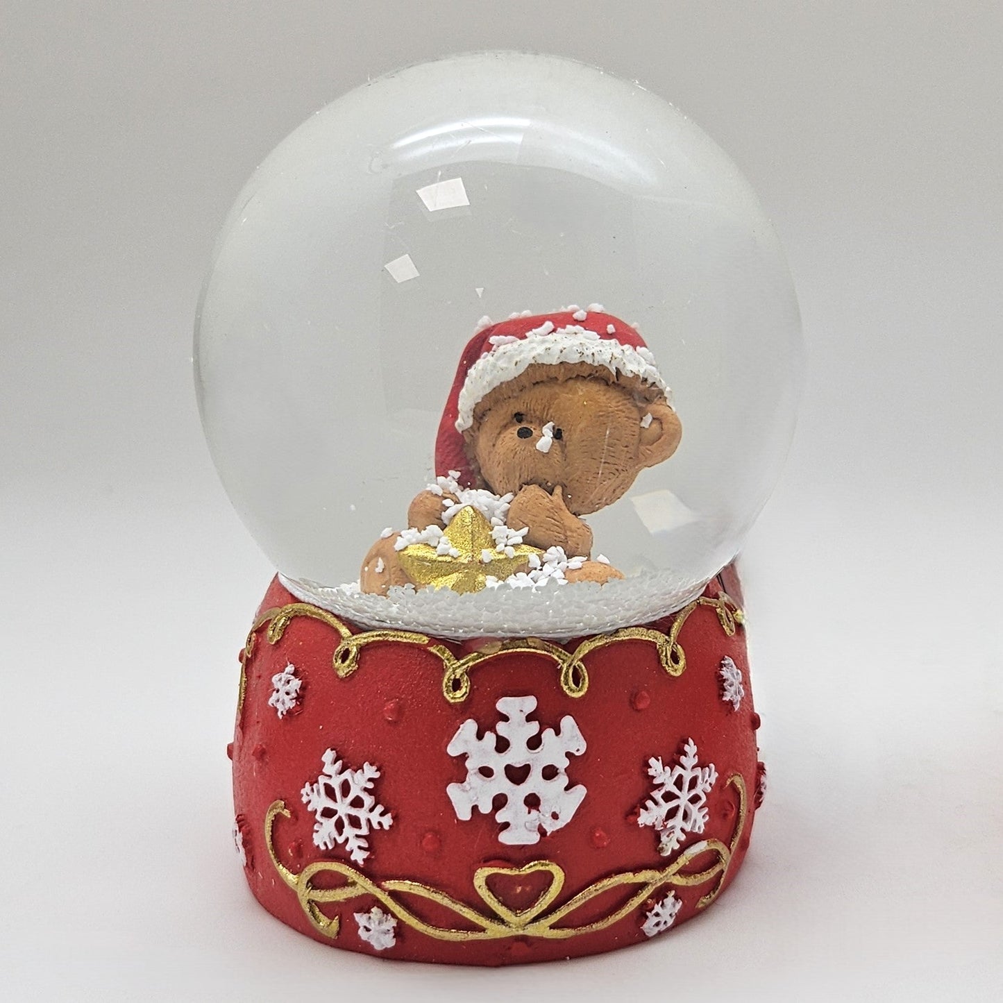Süße Schneekugel Weihnachtsteddy goldener Stern auf Sockel rot weiße Schneeflocke B: 65mm - Schneekugelhaus