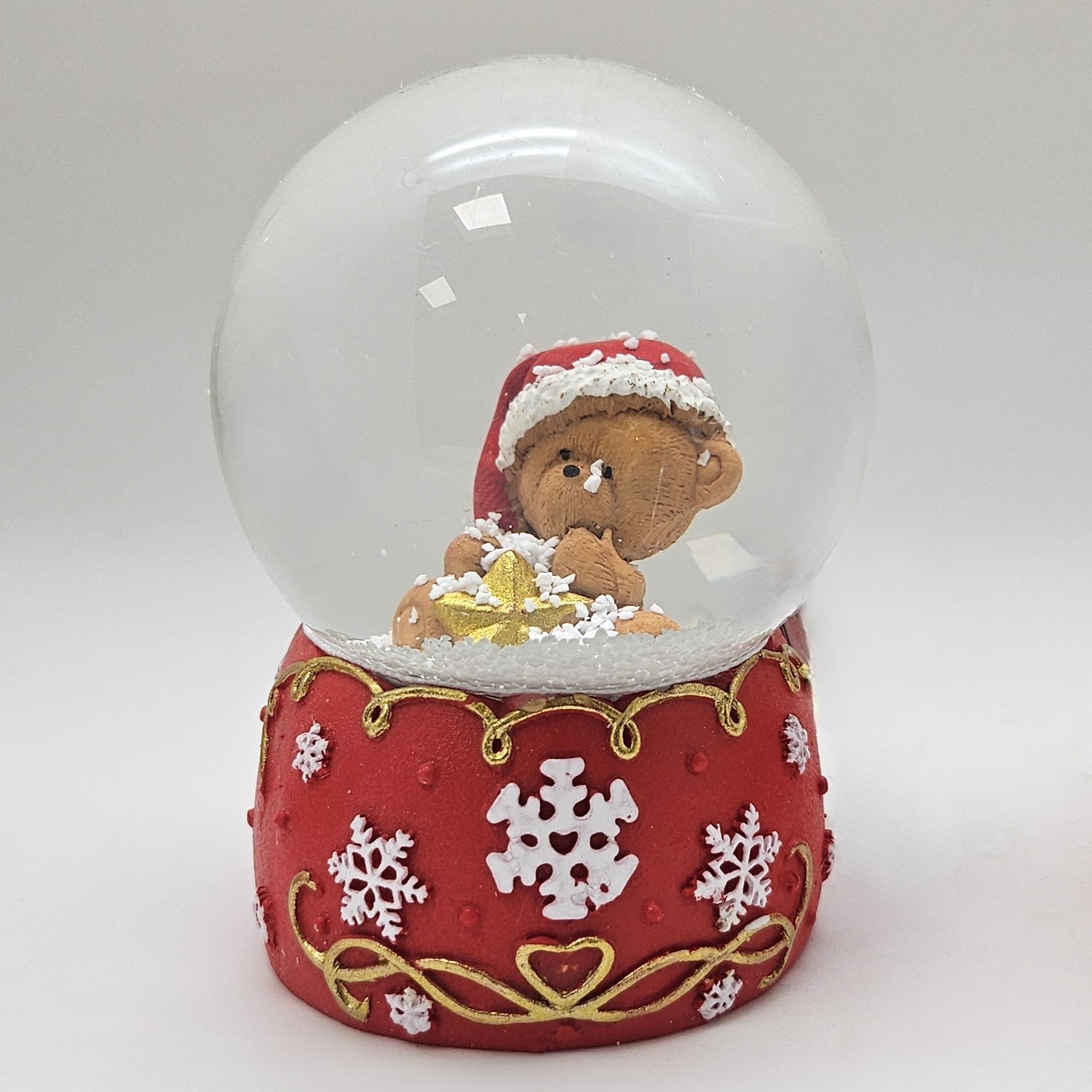 Süße Schneekugel Weihnachtsteddy goldener Stern auf Sockel rot weiße Schneeflocke B: 65mm - Schneekugelhaus