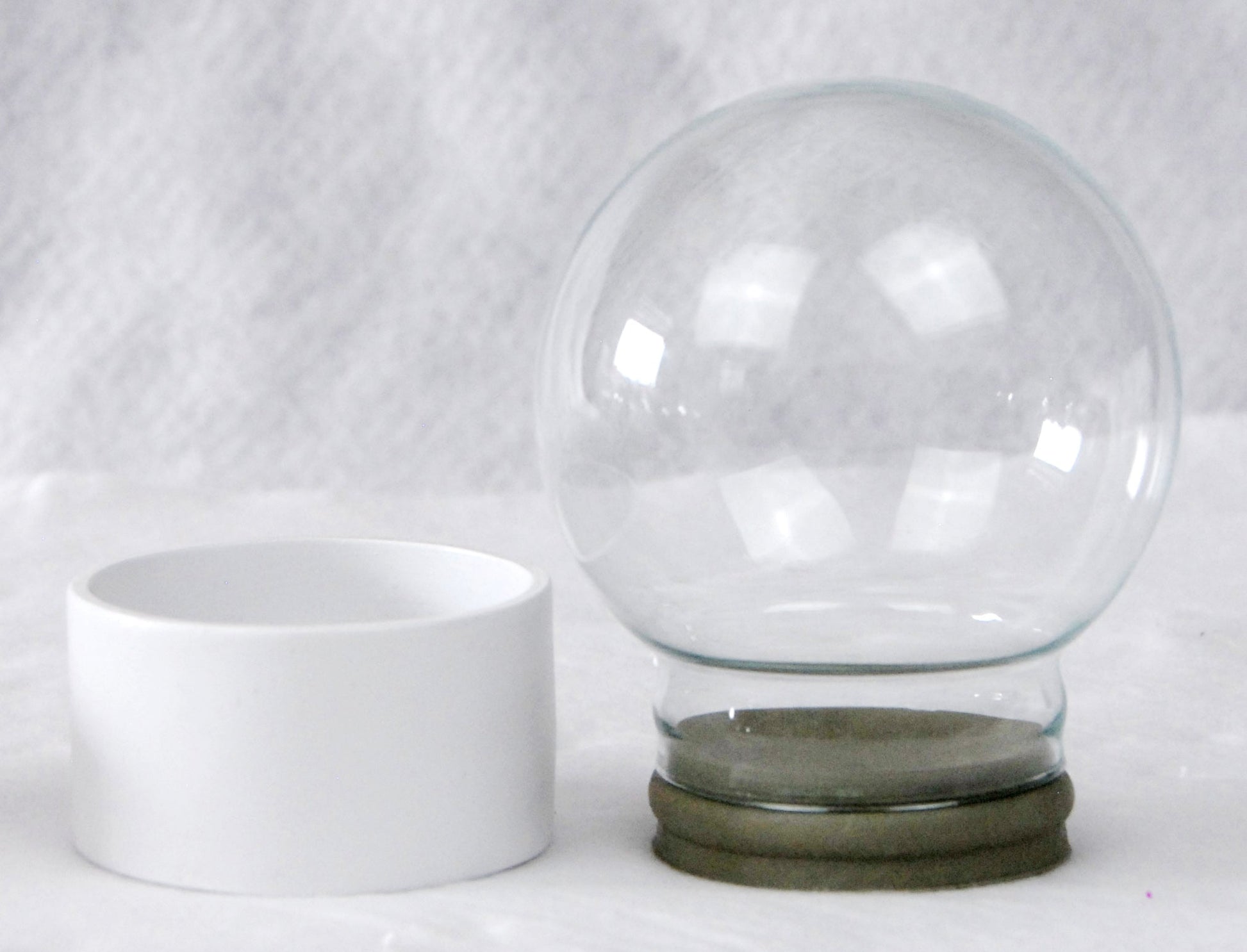 100mm Bastelset Polyresin Sockel weiß mit DIY-Schneekugel - Schneekugelhaus