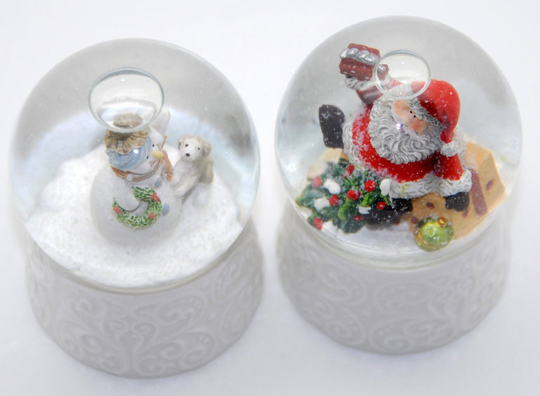2 hochwertige Schneekugeln mit weißem Porzellansockel - Schneemann mit Hund und Weihnachtsmann 65mm Durchmesser - Luftblase - Schneekugelhaus