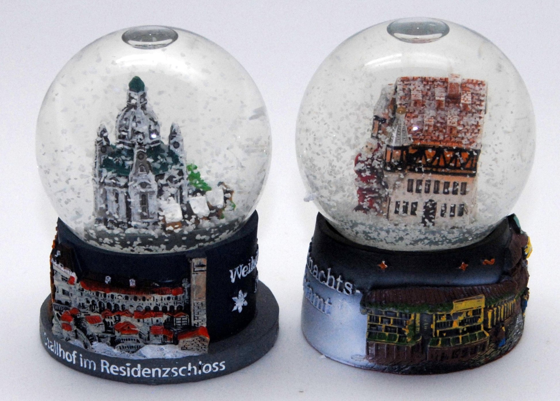 2 süße Souvenirkugeln Deutscher Weihnachtsmarkt und Dresden Frauenkirche - Luftblase - Schneekugelhaus