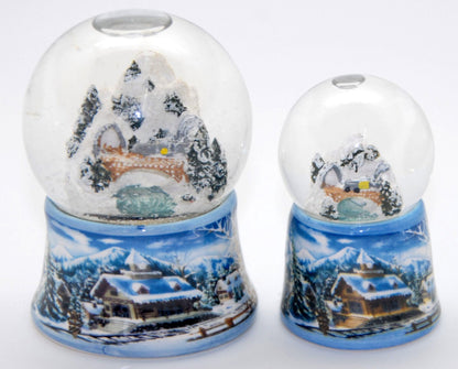 2 süße Weihnachts Schneekugeln mit verschneiter Winterlandschaft - Luftblase - Schneekugelhaus