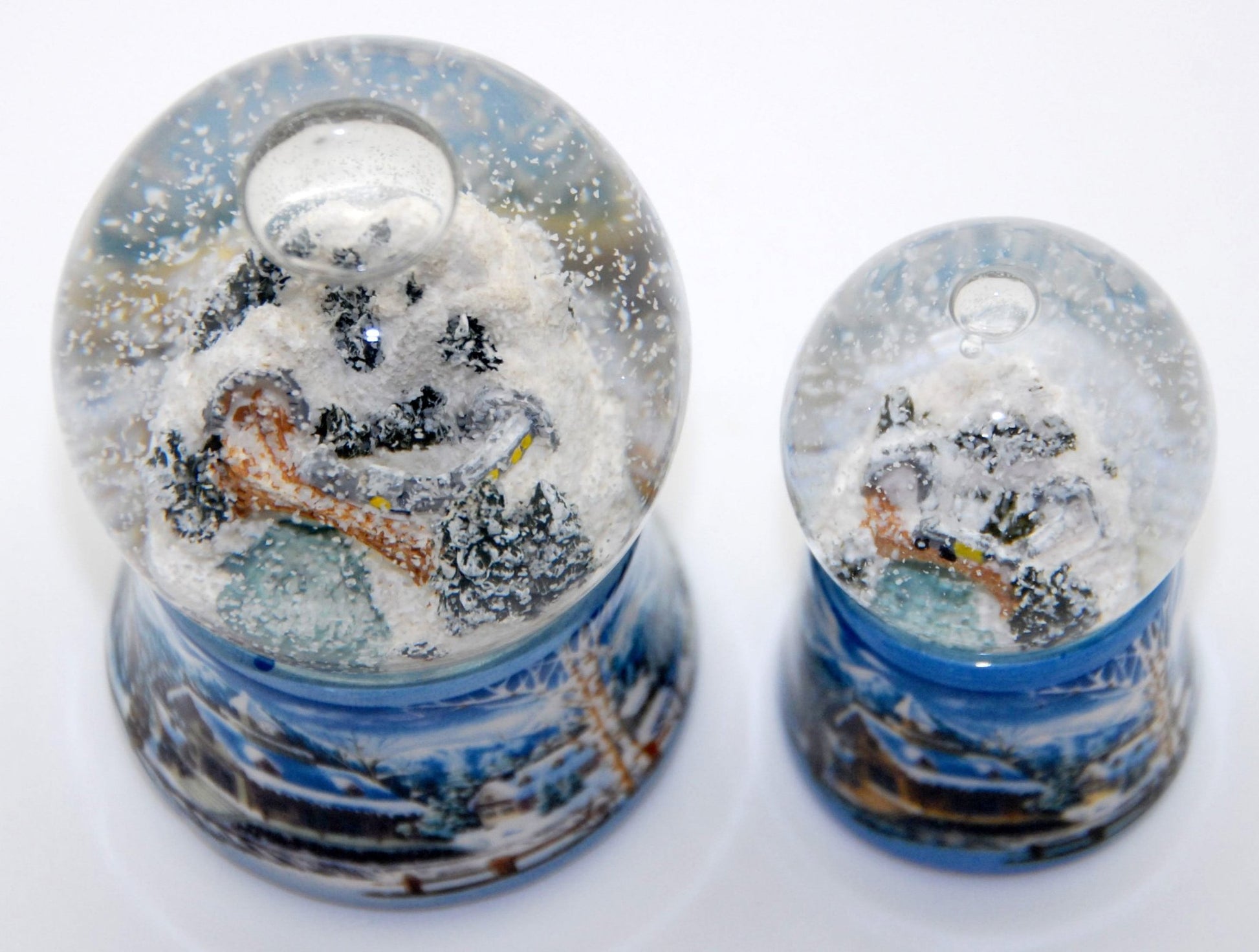 2 süße Weihnachts Schneekugeln mit verschneiter Winterlandschaft - Luftblase - Schneekugelhaus