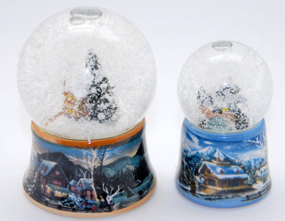 2 süße Weihnachts Schneekugeln mit verschneiter Winterlandschaft und Skihütte - Luftblase - Schneekugelhaus