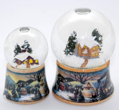 2 süße Weihnachts Schneekugeln mit verschneiter Winterlandschaft und Skihütte - Luftblase - Schneekugelhaus