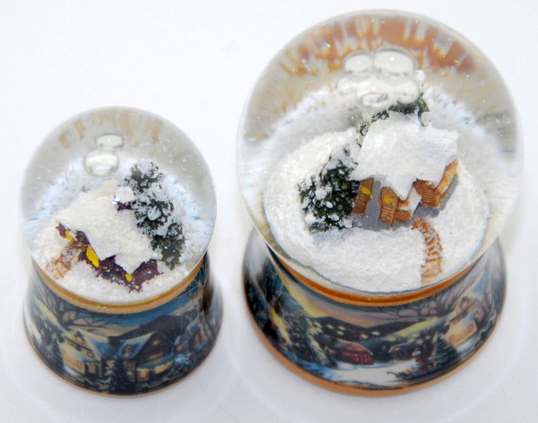 2 süße Weihnachts Schneekugeln mit verschneiter Winterlandschaft und Skihütte - Luftblase - Schneekugelhaus