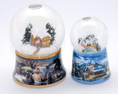 2 süße Weihnachts Schneekugeln mit verschneiter Winterlandschaft und Skihütte - Luftblase - Schneekugelhaus
