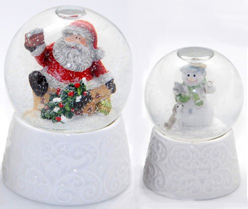 2 süße Weihnachts Schneekugeln mit weißem Porzellansockel 65mm + 45 mm Durchmesser mit Luftblase - Schneekugelhaus