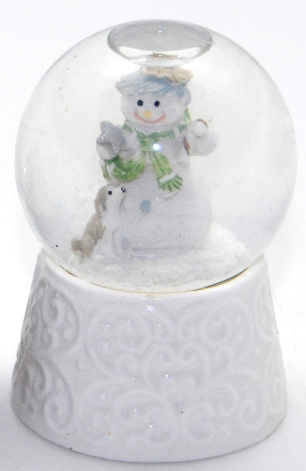 2 süße Weihnachts Schneekugeln mit weißem Porzellansockel 65mm + 45 mm Durchmesser mit Luftblase - Schneekugelhaus