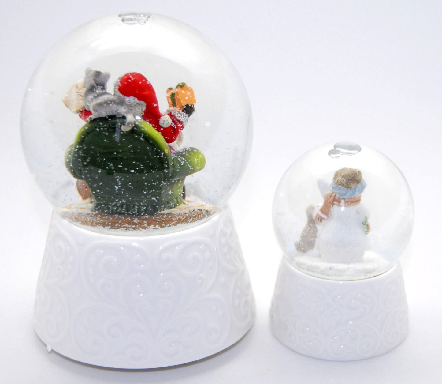 2 tolle Weihnachts Schneekugeln mit weißem Porzellan-Sockel mit Spieluhr Santa Claus is Coming to Town 100mm + 65 mm Durchmesser mit Luftblase - Schneekugelhaus