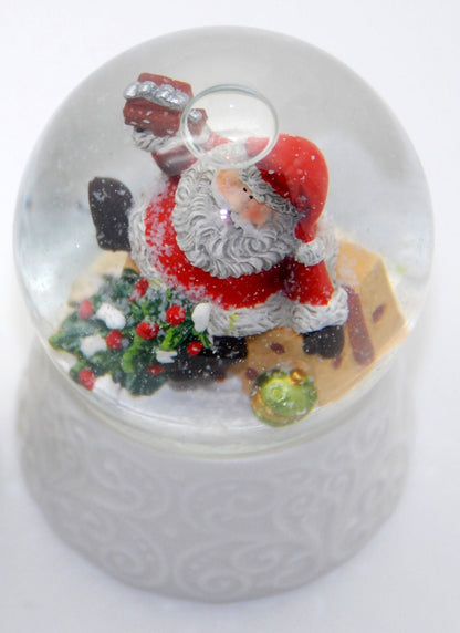 2er-Set Schneekugel Weihnacht Schneemann auf nostalgischem Sockel mit Geschenk und Winterhütte 65mm Durchmesser - Luftblase - Schneekugelhaus