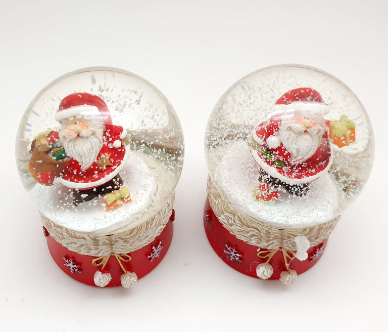 2er Set süße Schneekugeln Weihnachtsmann auf Pelzsockel Sack und Geschenk Durchmesser 65mm - Schneekugelhaus