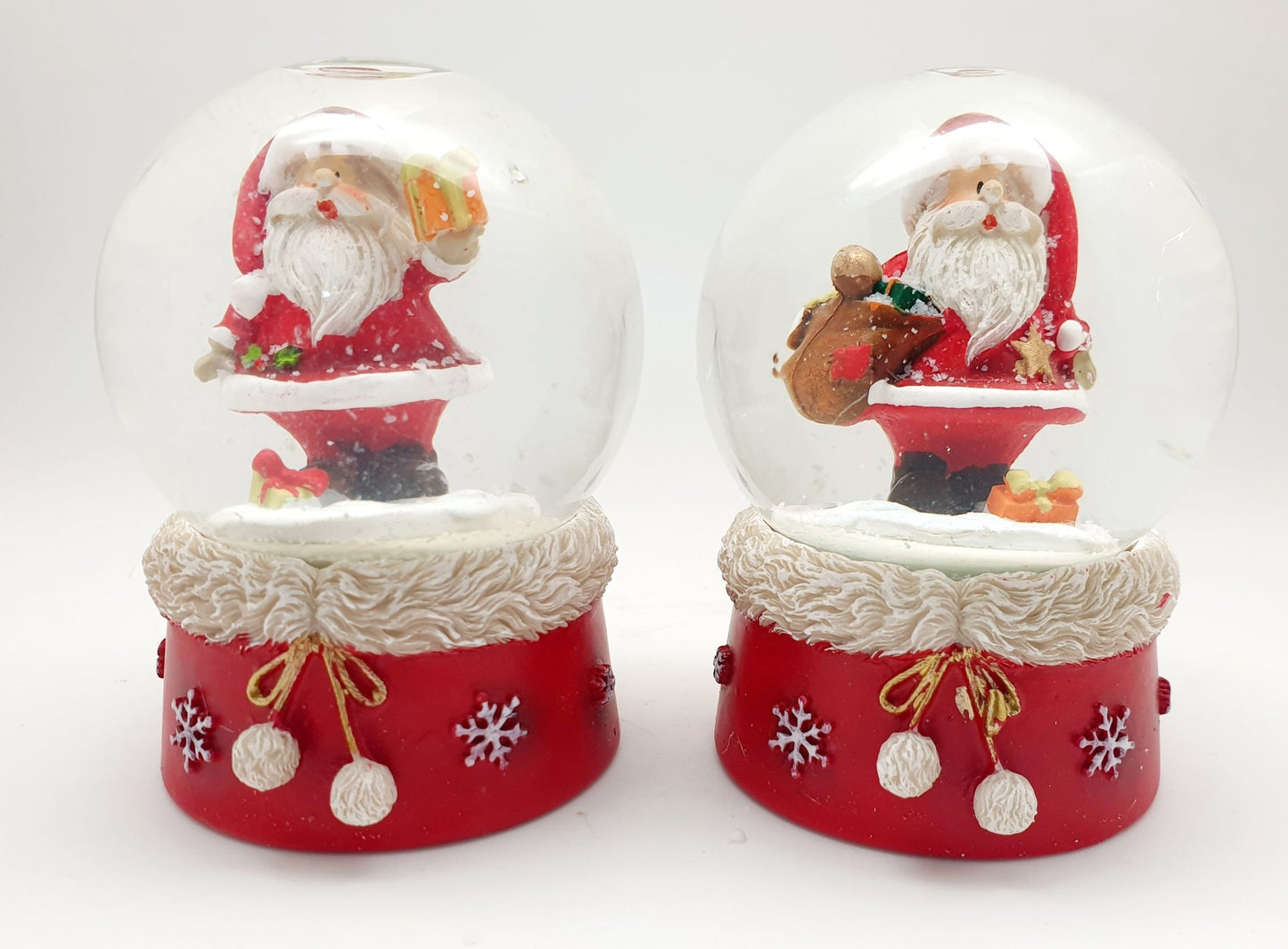 2er Set süße Schneekugeln Weihnachtsmann auf Pelzsockel Sack und Geschenk Durchmesser 65mm Luftblase - Schneekugelhaus