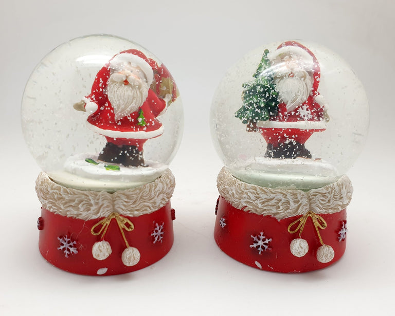 2er Set süße Schneekugeln Weihnachtsmann auf Pelzsockel Tannenbaum Geschenk Durchmesser 65mm - Schneekugelhaus