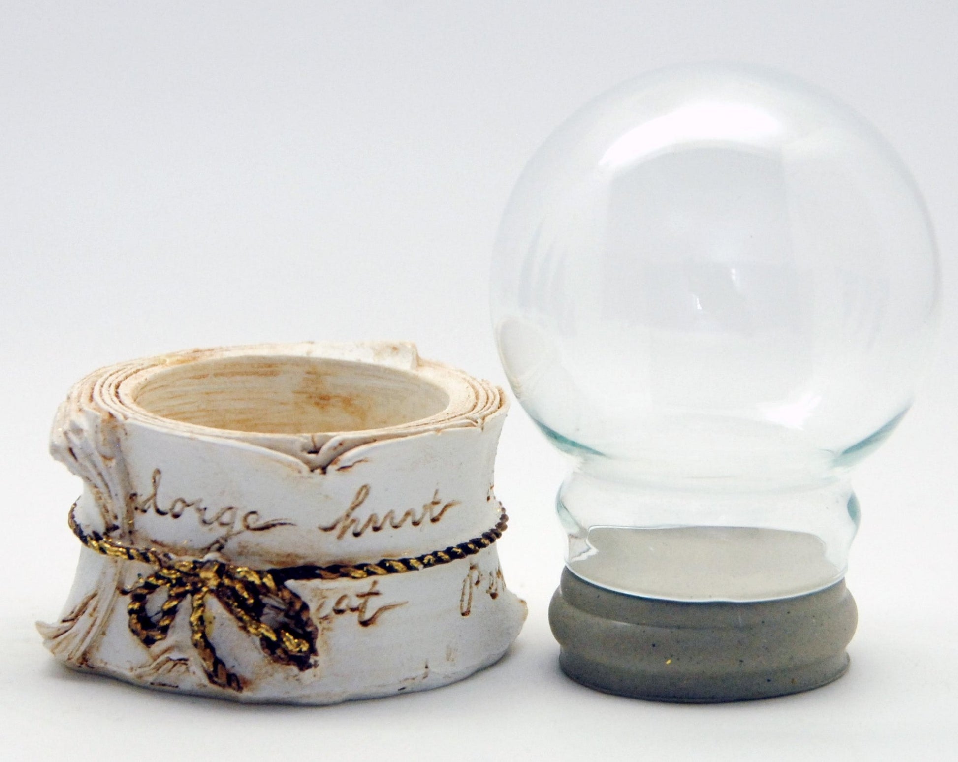 65mm-Do-it-Yourself Schneekugel mit Glas und Nostalgie Sockel mit Goldbordüre - Schneekugelhaus