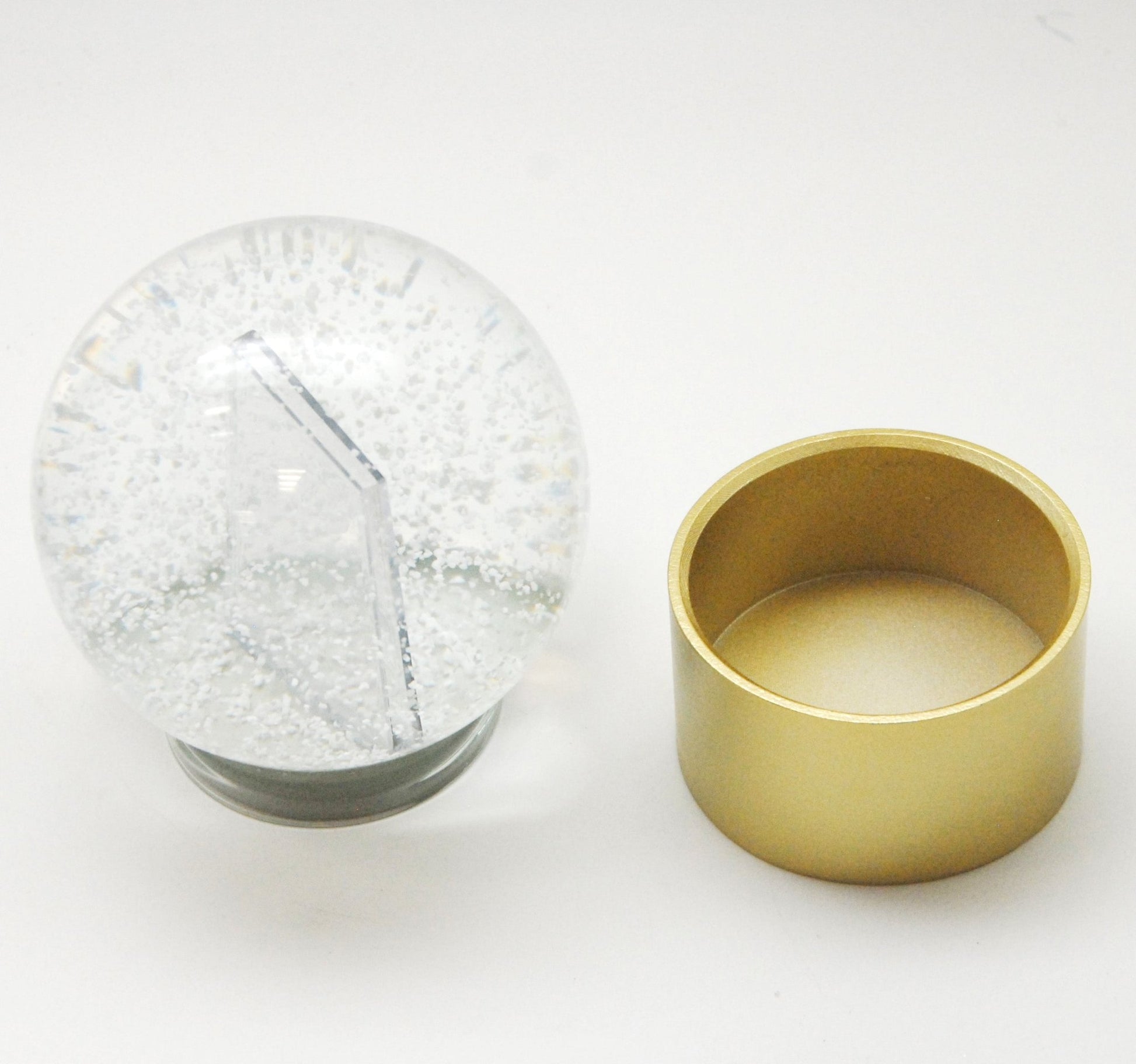 Bastelset mit 100mm Glas für DIY-Schneekugel mit Fotoeinsatz mit Polyresin-Sockel gold rund - Schneekugelhaus