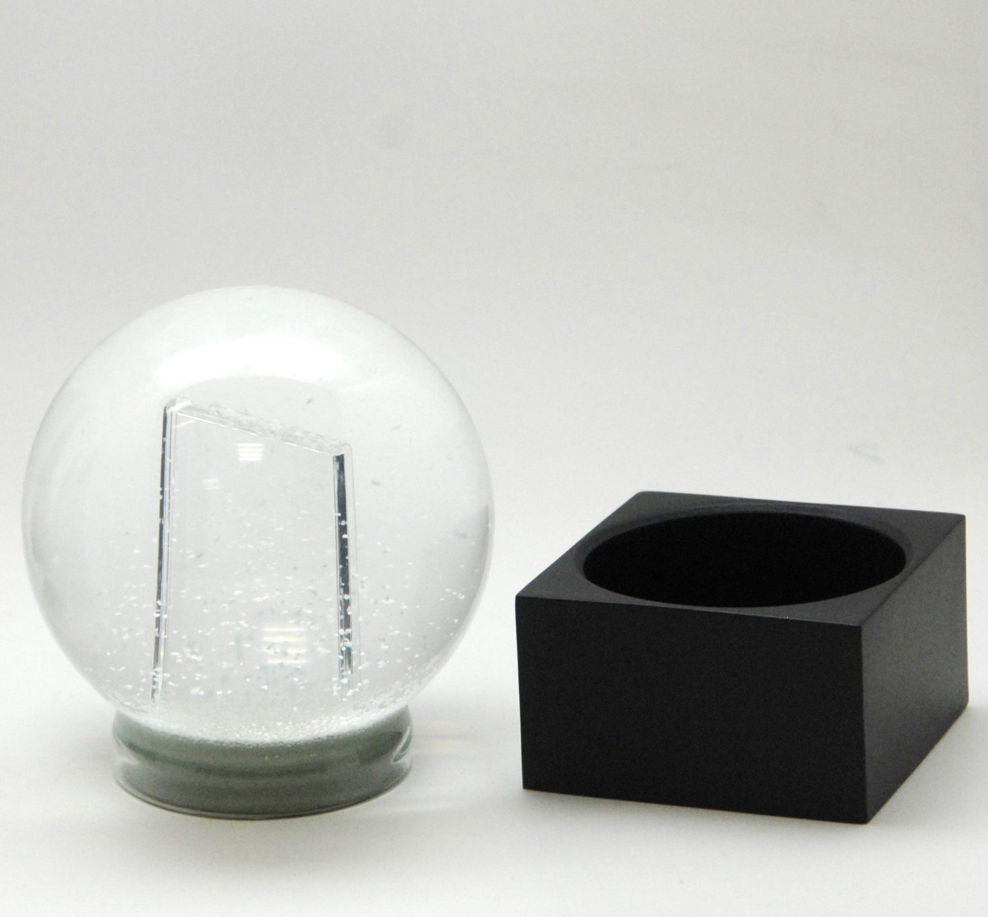 Bastelset mit 100mm Glas für DIY-Schneekugel mit Fotoeinsatz mit Polyresin-Sockel schwarz eckig - Schneekugelhaus