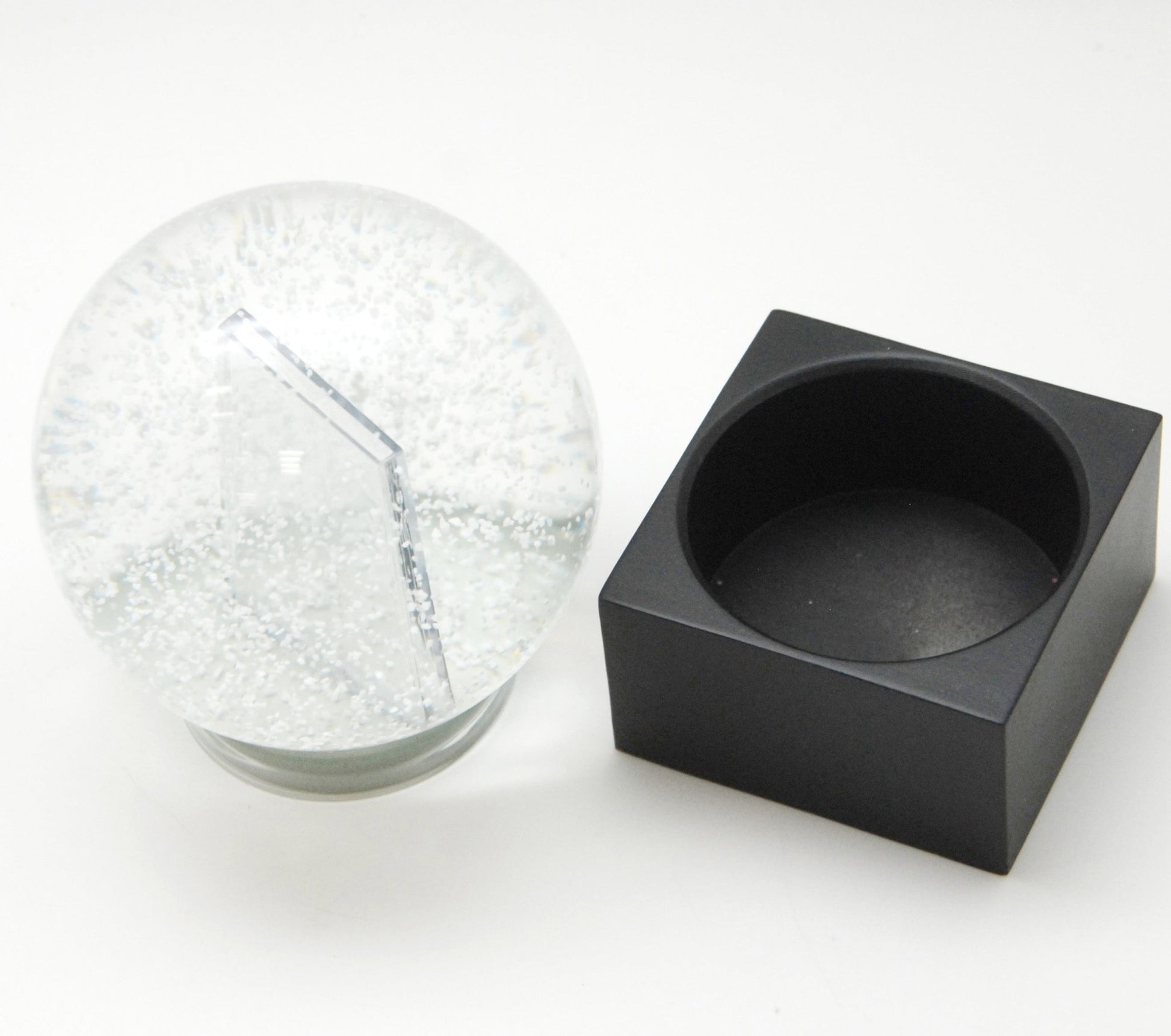 Bastelset mit 100mm Glas für DIY-Schneekugel mit Fotoeinsatz mit Polyresin-Sockel schwarz eckig - Schneekugelhaus