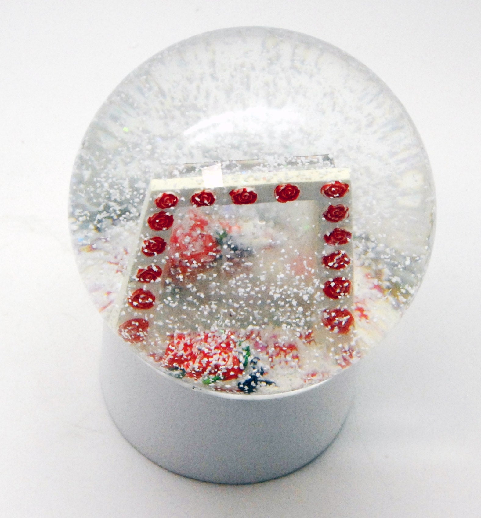 Bastelset mit 100mm Glas für DIY-Schneekugel mit Fotoeinsatz Rahmen Rosen mit Polyresin-Sockel weiß rund - Schneekugelhaus