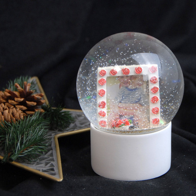 Bastelset mit 100mm Glas für DIY-Schneekugel mit Fotoeinsatz Rahmen Rosen mit Polyresin-Sockel weiß rund - Schneekugelhaus