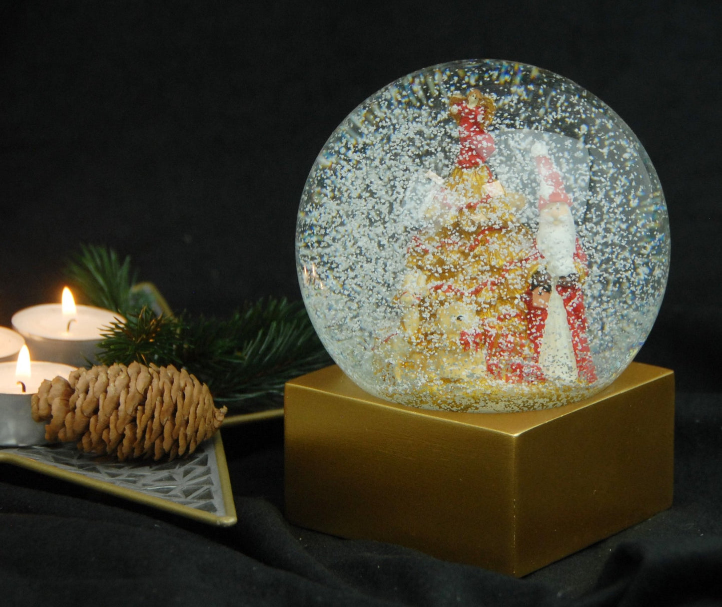 Designer Schneekugel Weihnachtsmann Christbaum rot gold Sockel gold eck PURE-Line - Schneekugelhaus