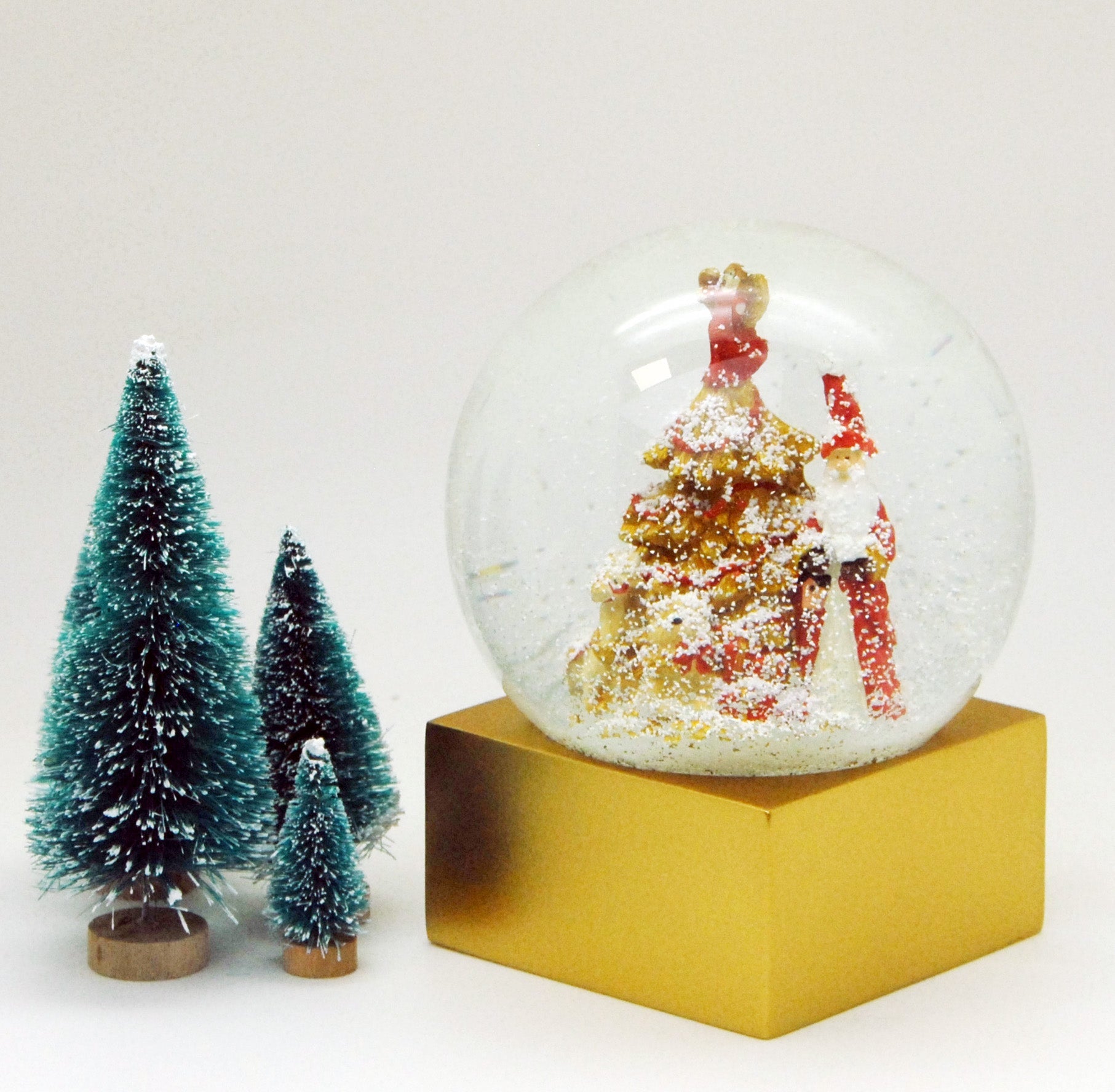 Designer Schneekugel Weihnachtsmann Christbaum rot gold Sockel gold eck PURE-Line - Schneekugelhaus