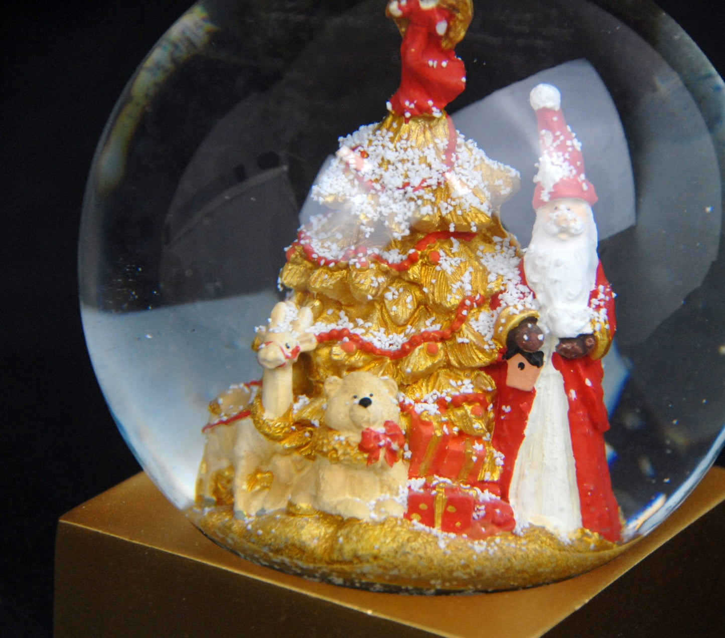 Designer Schneekugel Weihnachtsmann Christbaum rot gold Sockel gold eck PURE-Line - Schneekugelhaus