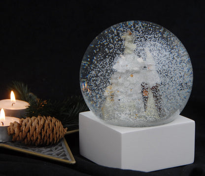Designer Schneekugel Weihnachtsmann Christbaum weiß silber gold Sockel weiß eck PURE-Line - Schneekugelhaus