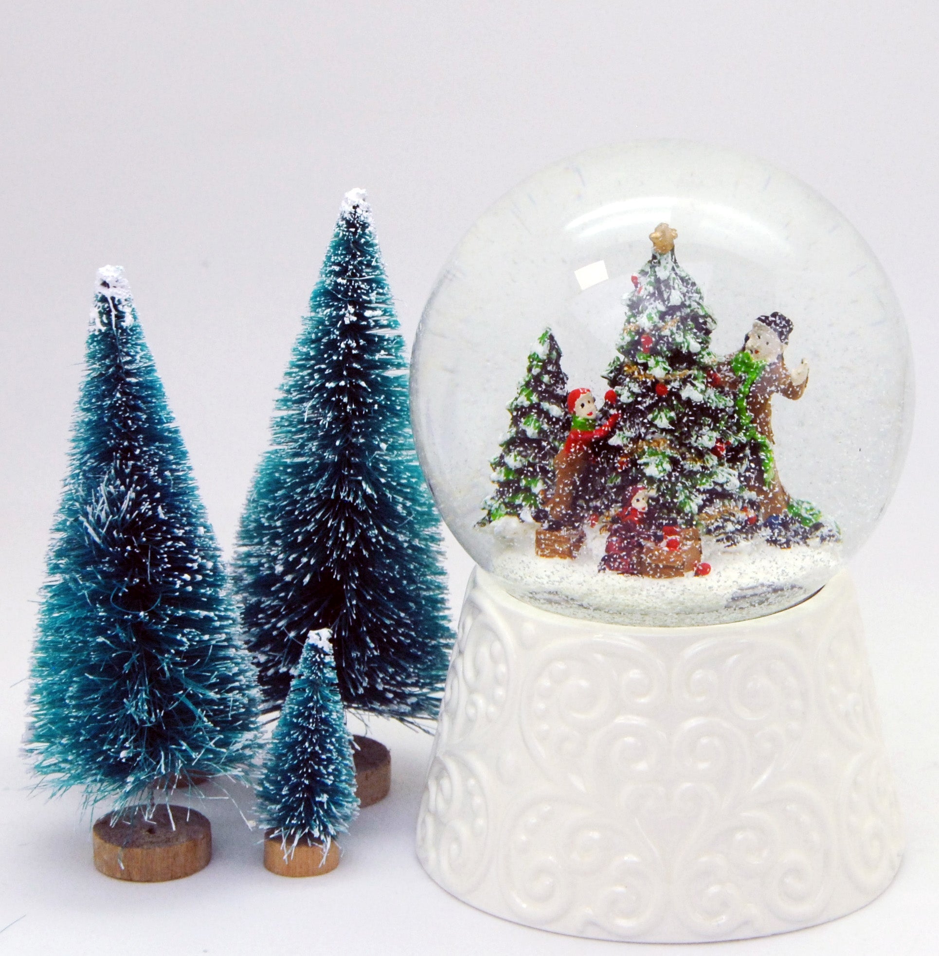 Edle Schneekugel Christbaum schmücken auf weißem Porzellansockel 100 mm Durchmesser mit Spieluhr - Schneekugelhaus