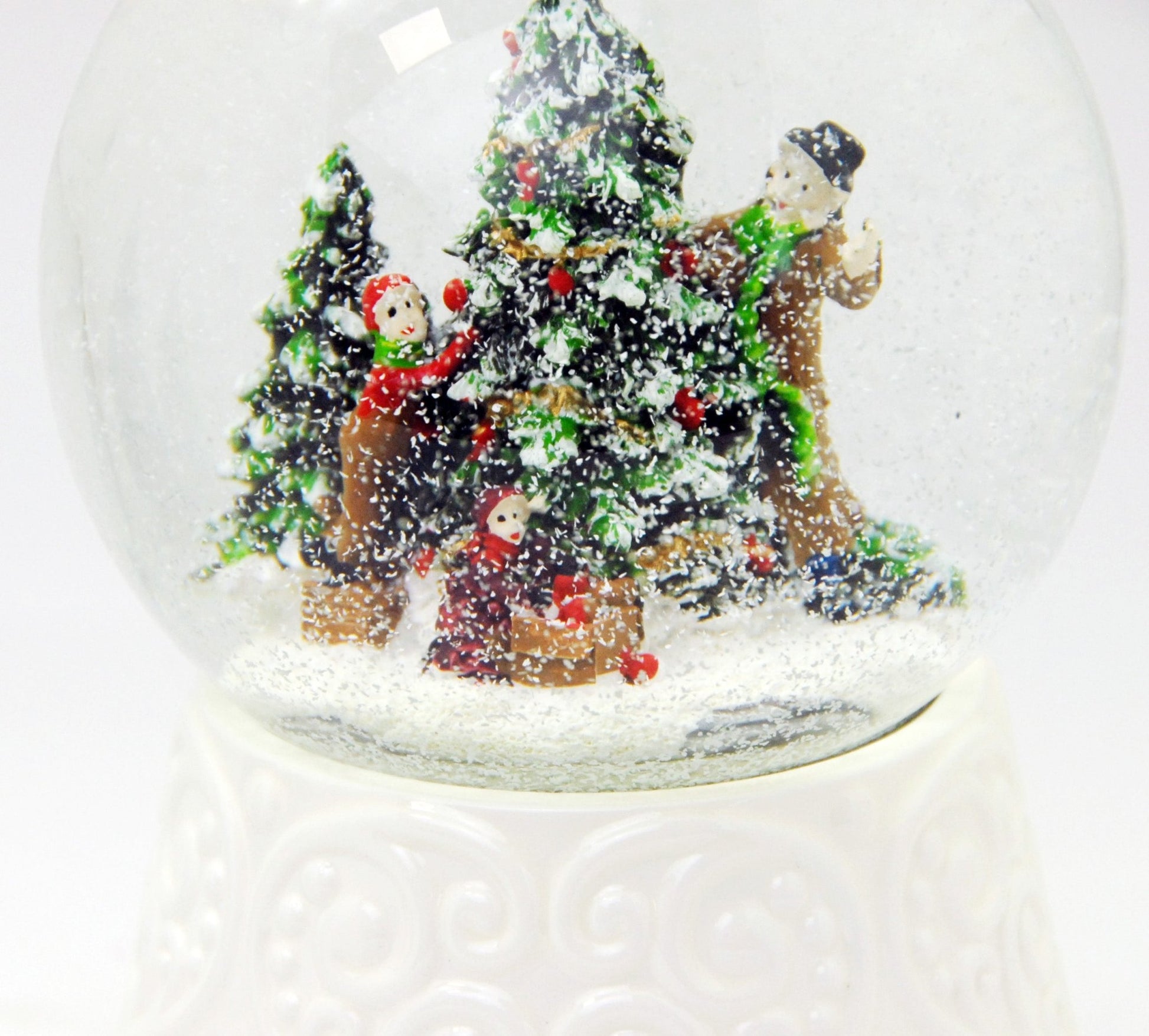 Edle Schneekugel Christbaum schmücken auf weißem Porzellansockel 100 mm Durchmesser mit Spieluhr - Schneekugelhaus