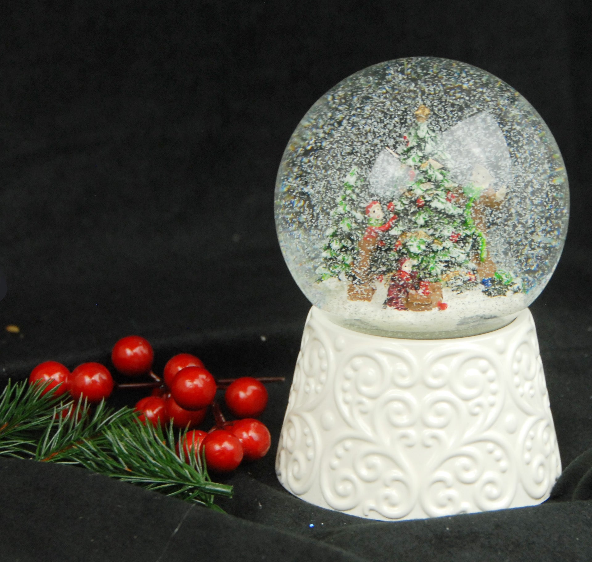 Edle Schneekugel Christbaum schmücken auf weißem Porzellansockel 100 mm Durchmesser mit Spieluhr - Schneekugelhaus