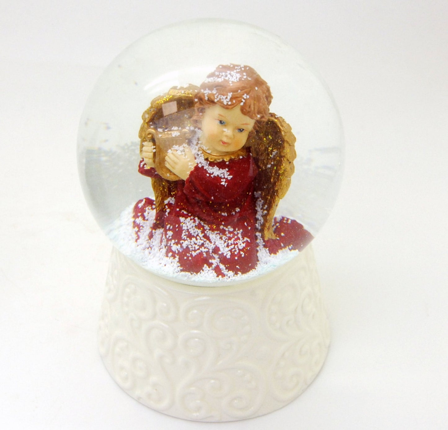 Edle Schneekugel Engel rot/gold mit Harfe auf weißem Porzellansockel 100 mm Durchmesser mit Spieluhr - Schneekugelhaus