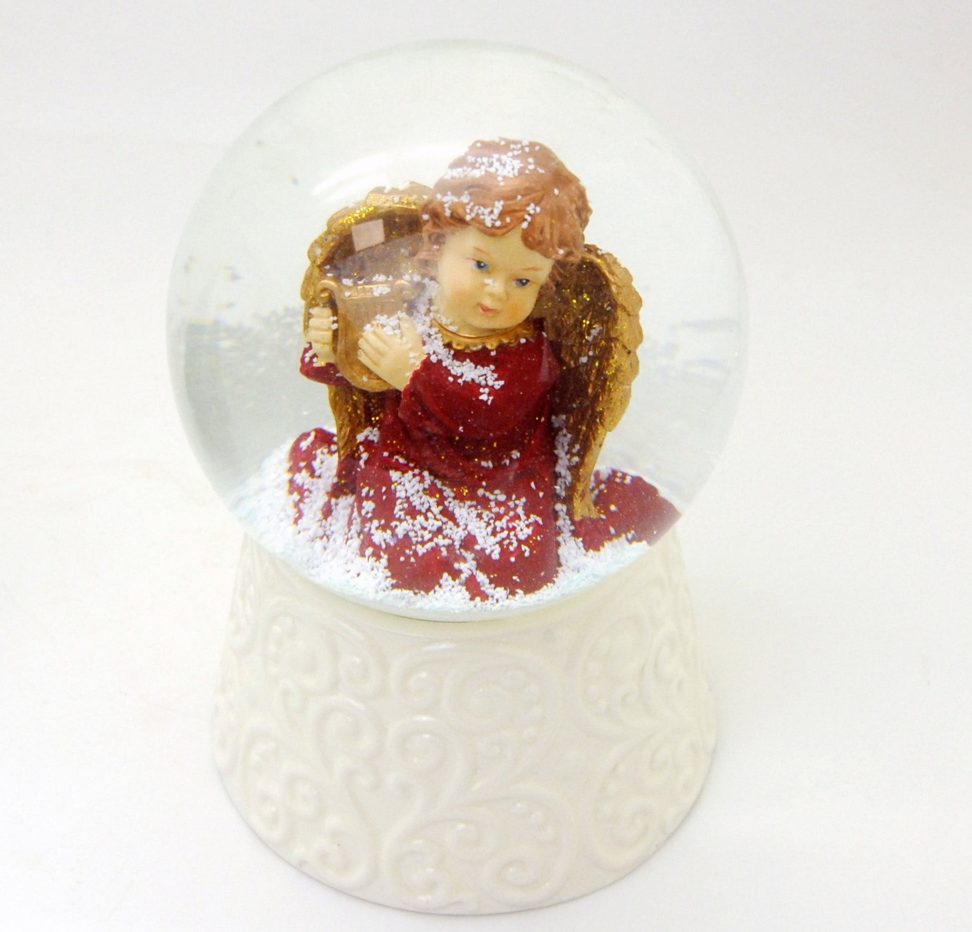 Edle Schneekugel Engel rot/gold mit Harfe auf weißem Porzellansockel 100 mm Durchmesser mit Spieluhr - Schneekugelhaus
