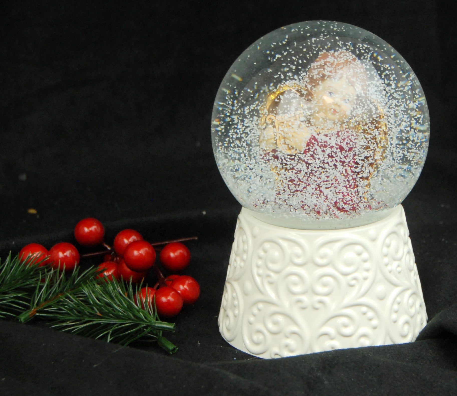Edle Schneekugel Engel rot/gold mit Harfe auf weißem Porzellansockel 100 mm Durchmesser mit Spieluhr - Schneekugelhaus