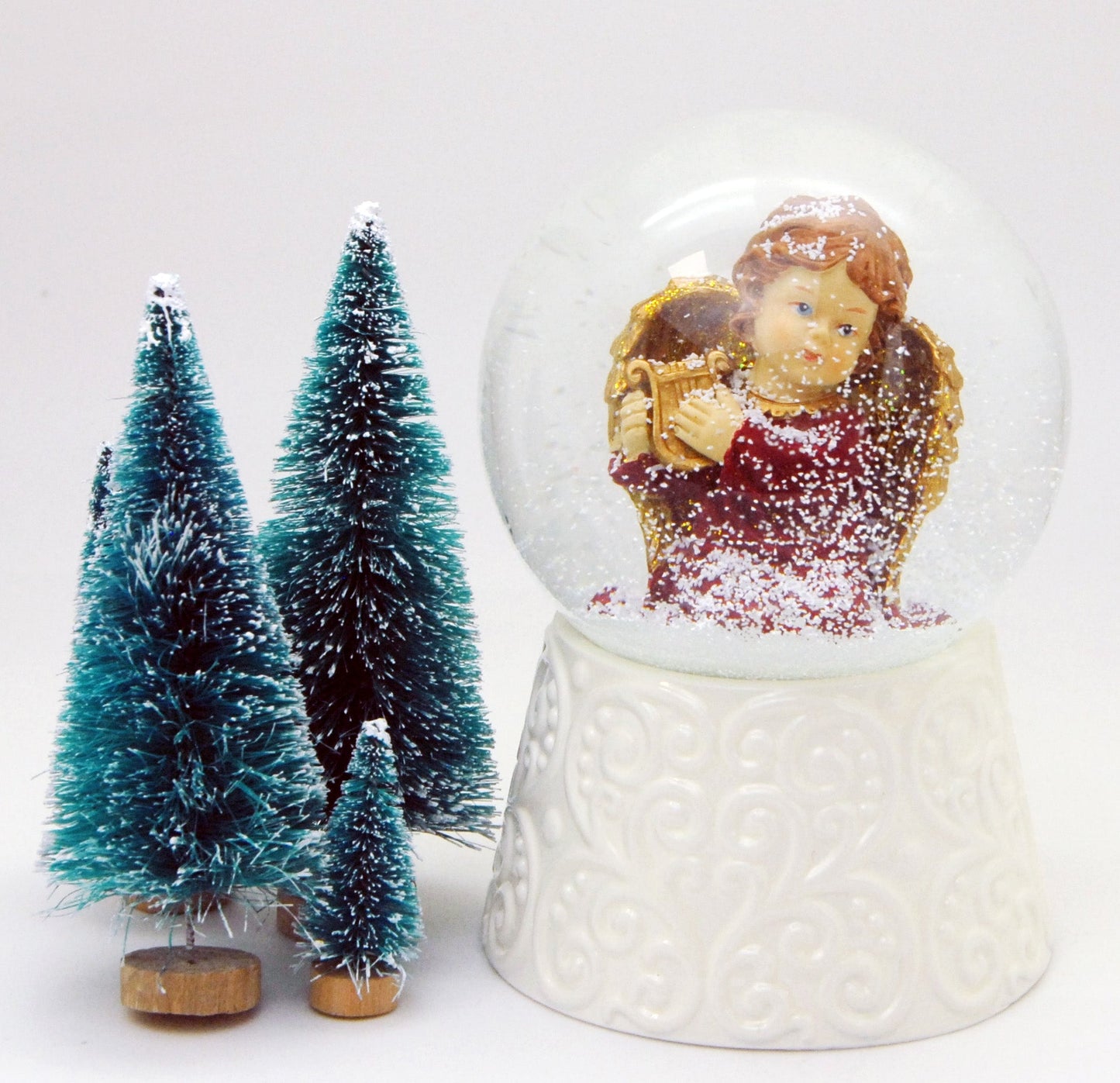 Edle Schneekugel Engel rot/gold mit Harfe auf weißem Porzellansockel 100 mm Durchmesser mit Spieluhr - Schneekugelhaus
