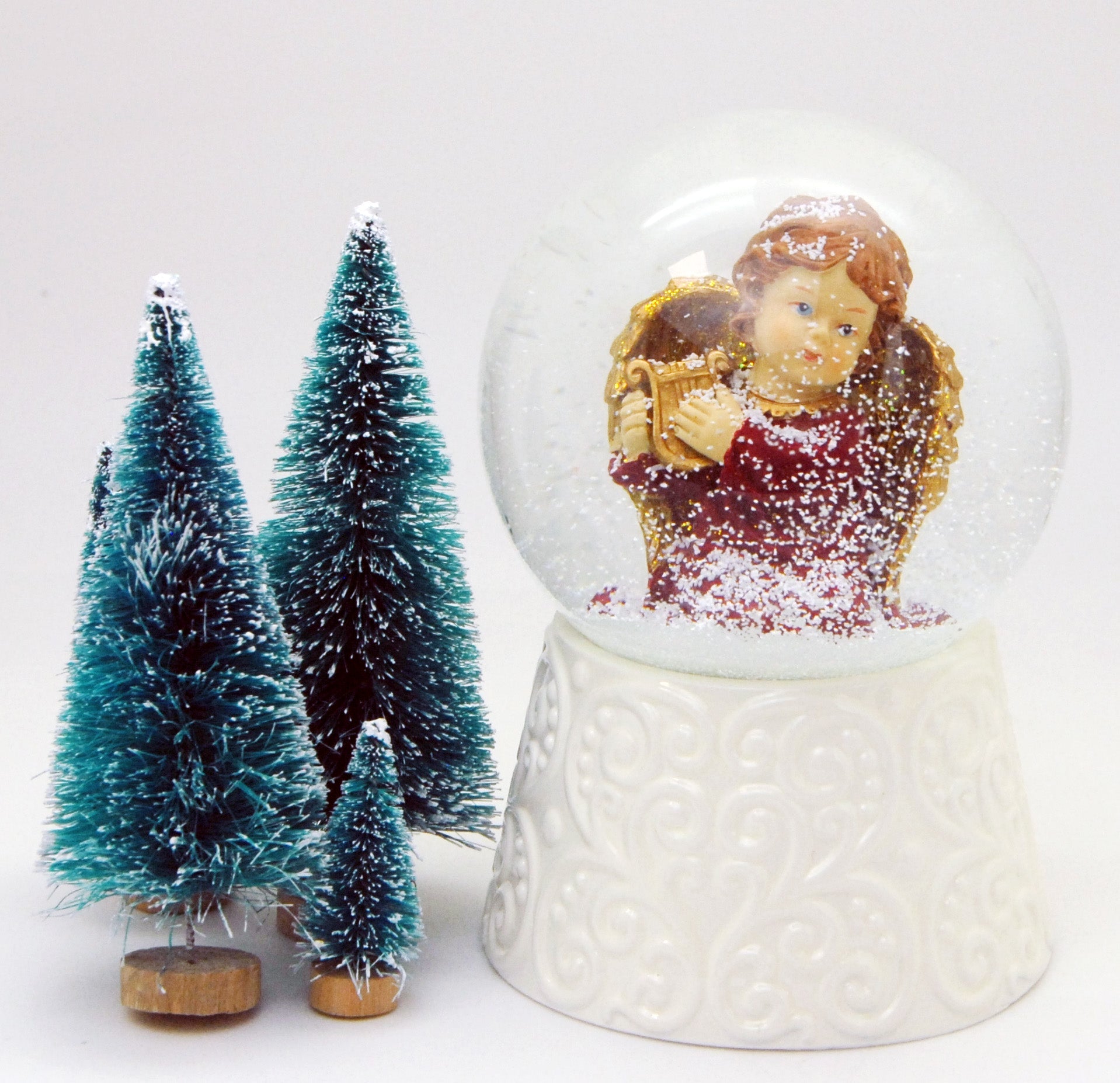 Edle Schneekugel Engel rot/gold mit Harfe auf weißem Porzellansockel 100 mm Durchmesser mit Spieluhr - Schneekugelhaus