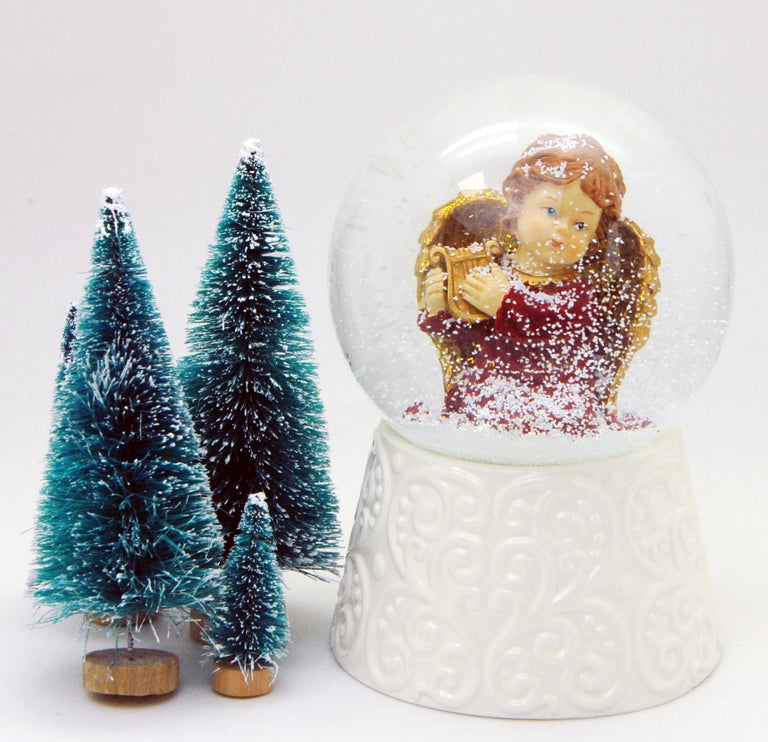 Edle Schneekugel Engel rot/gold mit Harfe auf weißem Porzellansockel 100 mm Durchmesser mit Spieluhr - Schneekugelhaus