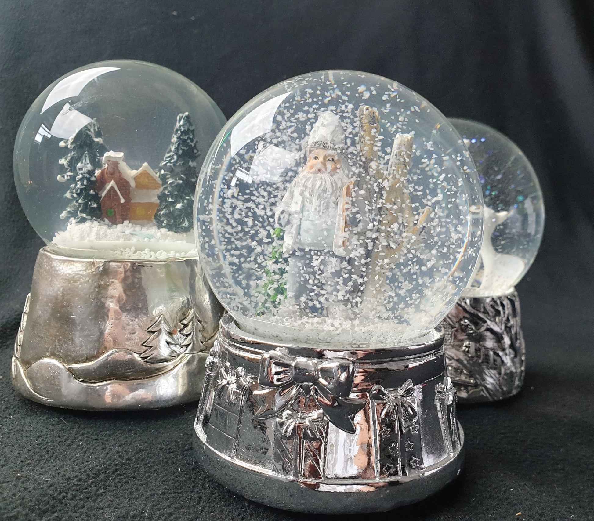 Edle Schneekugel Santa in Schneelandschaft mit Silber-Sockel Geschenkschleife und Spieluhr - Schneekugelhaus