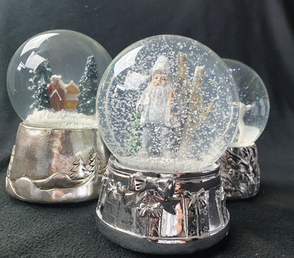 Edle Schneekugel Santa in Schneelandschaft mit Silber-Sockel Geschenkschleife und Spieluhr - Schneekugelhaus