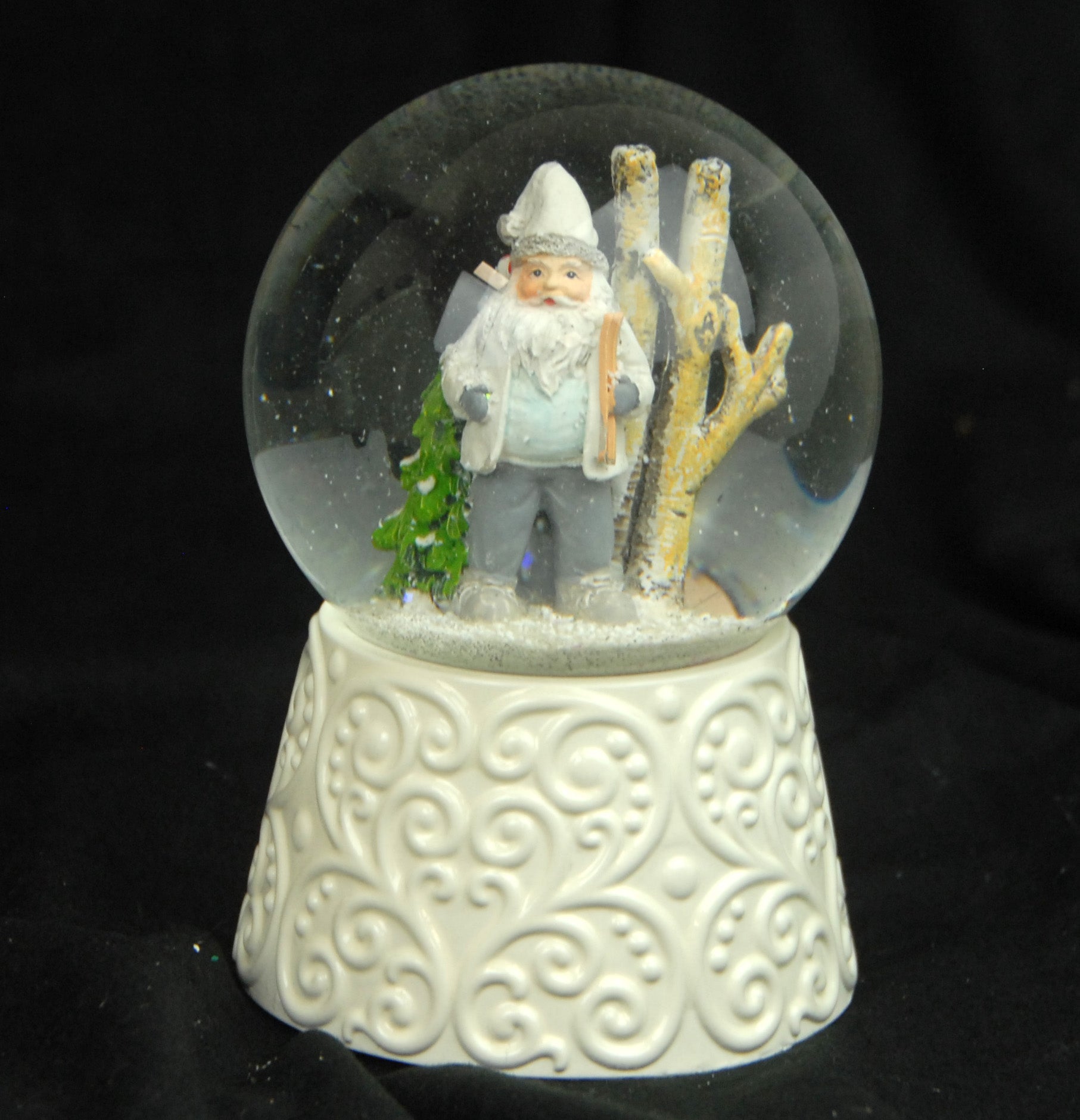 Edle Schneekugel Santa weiß auf weißem Porzellansockel 100 mm Durchmesser mit Spieluhr - Schneekugelhaus
