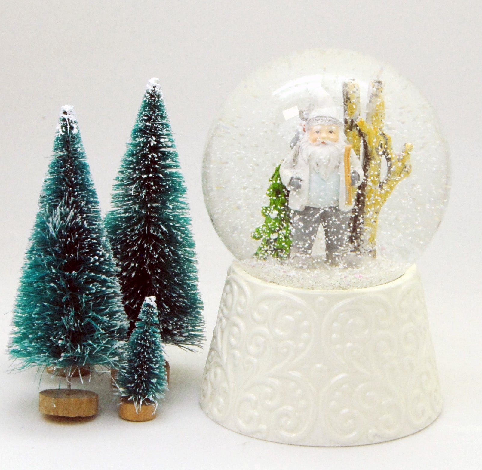 Edle Schneekugel Santa weiß auf weißem Porzellansockel 100 mm Durchmesser mit Spieluhr - Schneekugelhaus