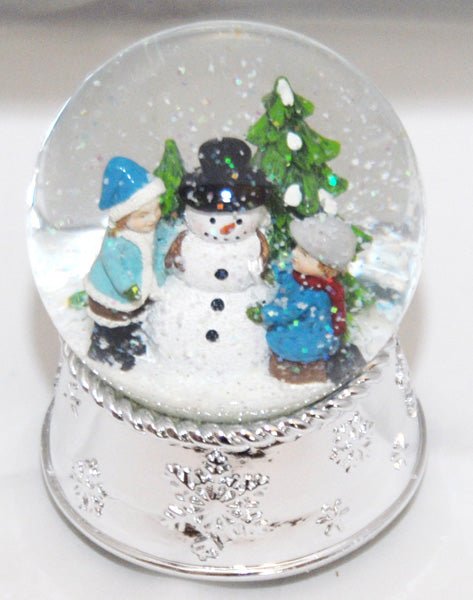Edle Schneekugel Schneemann bauen mit Silber-Sockel Schneeflocke und Spieluhr - Schneekugelhaus