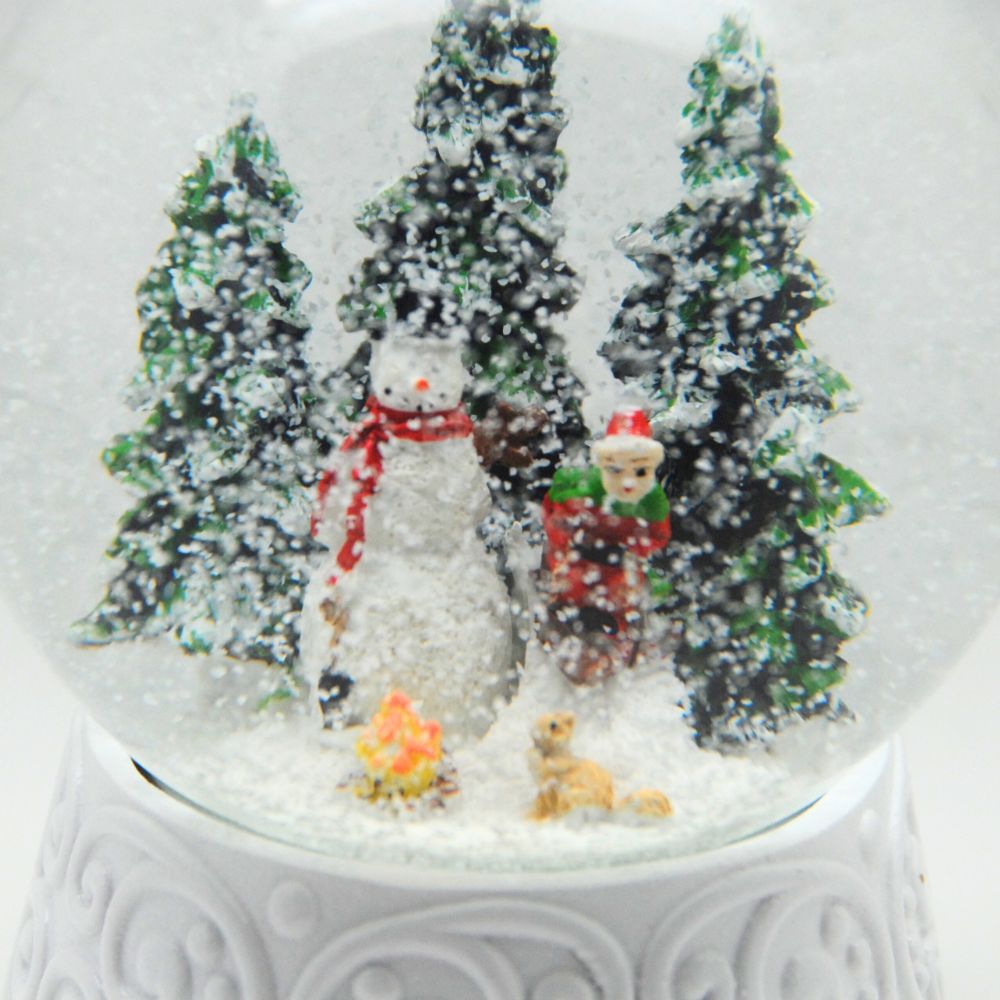 Edle Schneekugel Schneemann vor Lagerfeuer auf weißem Ornamentsockel 100 mm Durchmesser mit Spieluhr - Schneekugelhaus