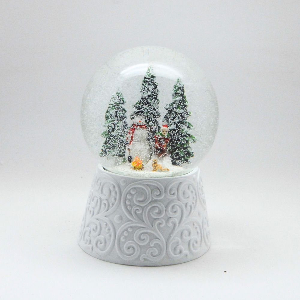 Edle Schneekugel Schneemann vor Lagerfeuer auf weißem Ornamentsockel 100 mm Durchmesser mit Spieluhr - Schneekugelhaus
