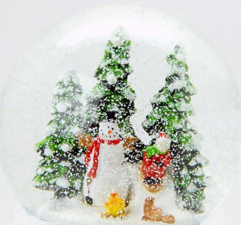 Edle Schneekugel Schneemann vor Lagerfeuer auf weißem Porzellansockel 100 mm Durchmesser mit Spieluhr - Schneekugelhaus